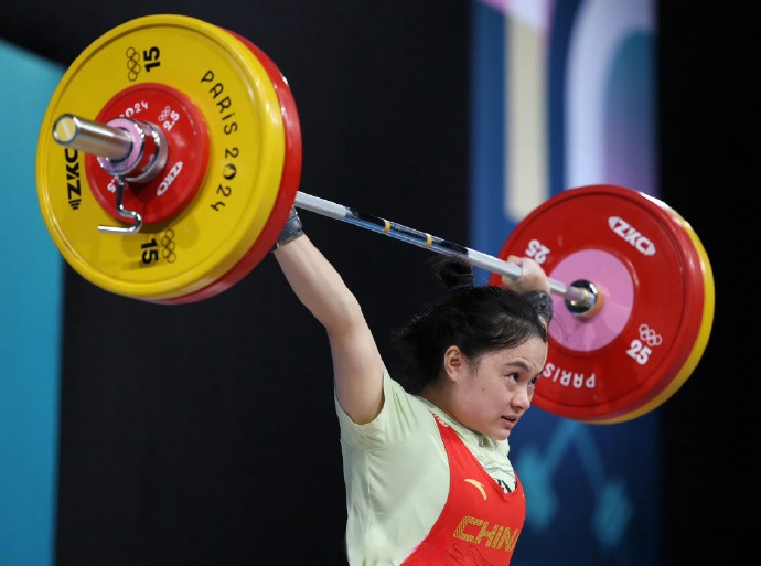 韩国女子举重运动员突破个人最高纪录