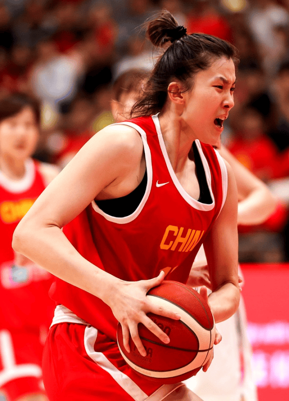 重庆女篮逆袭成功，夺得关键胜利