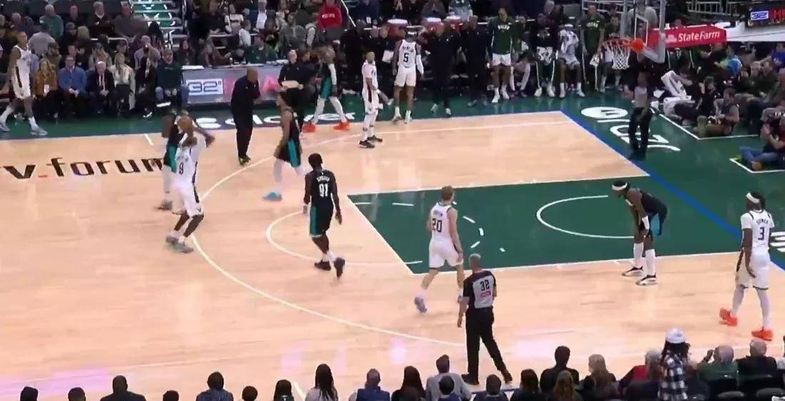 开拓者客场逆转雄鹿，球队表现令人刮目相看的简单介绍