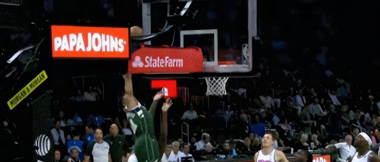 开拓者客场逆转雄鹿，球队表现令人刮目相看的简单介绍