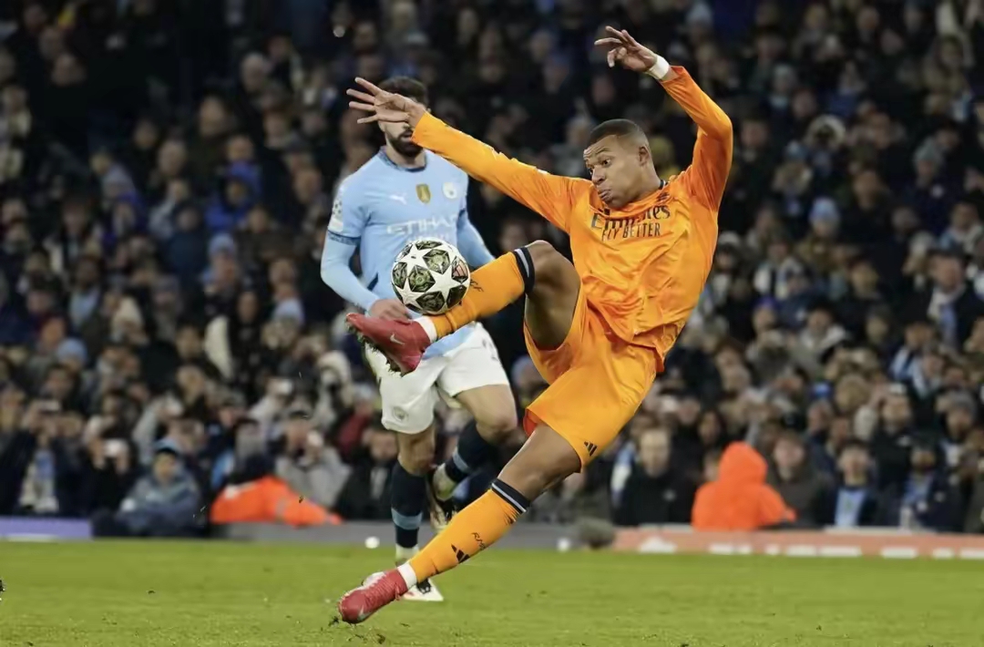 曼城主场告捷，稳步晋级淘汰赛的简单介绍