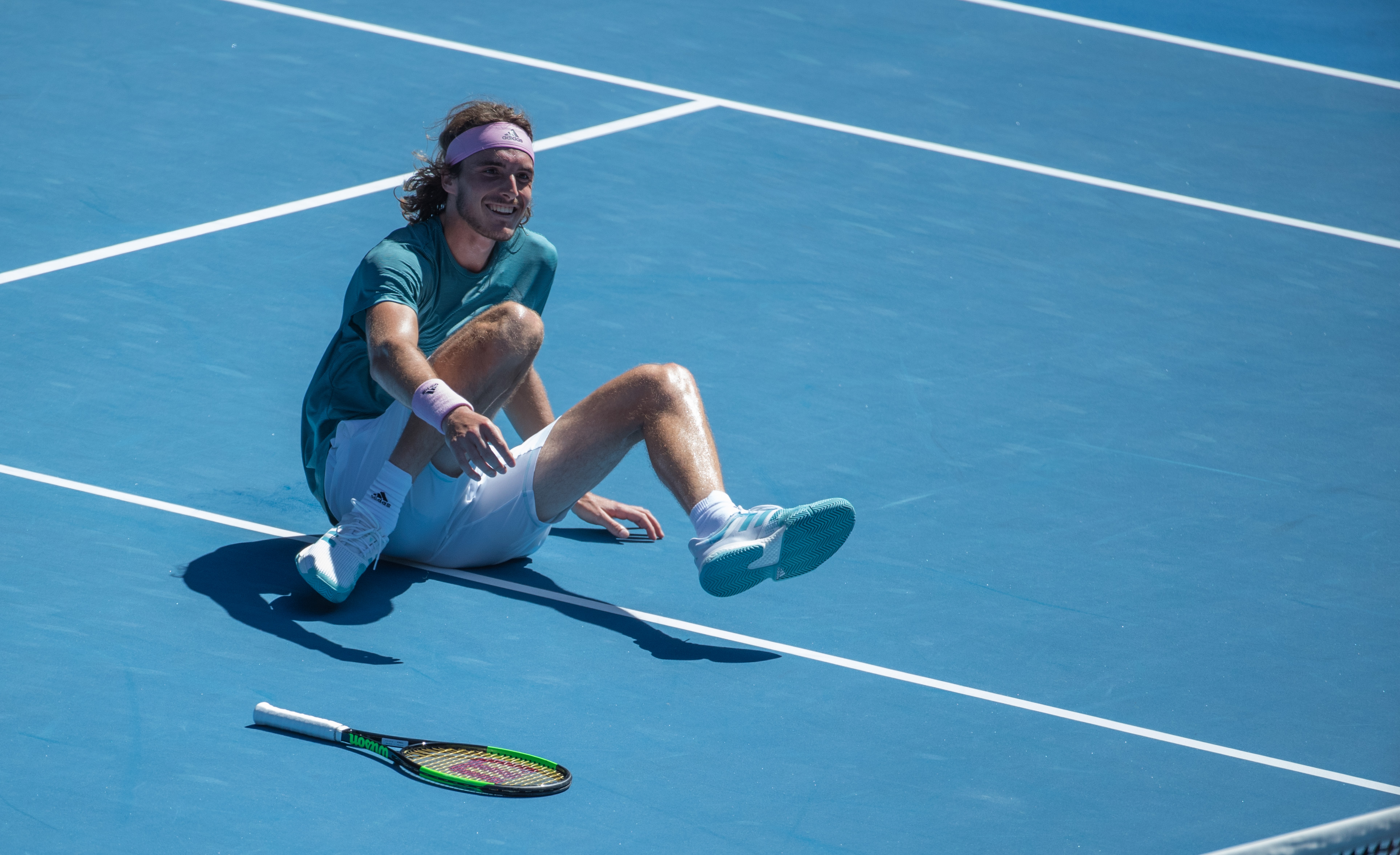 包含英国网球队翻盘美国网球队，西西帕斯关键制胜的词条