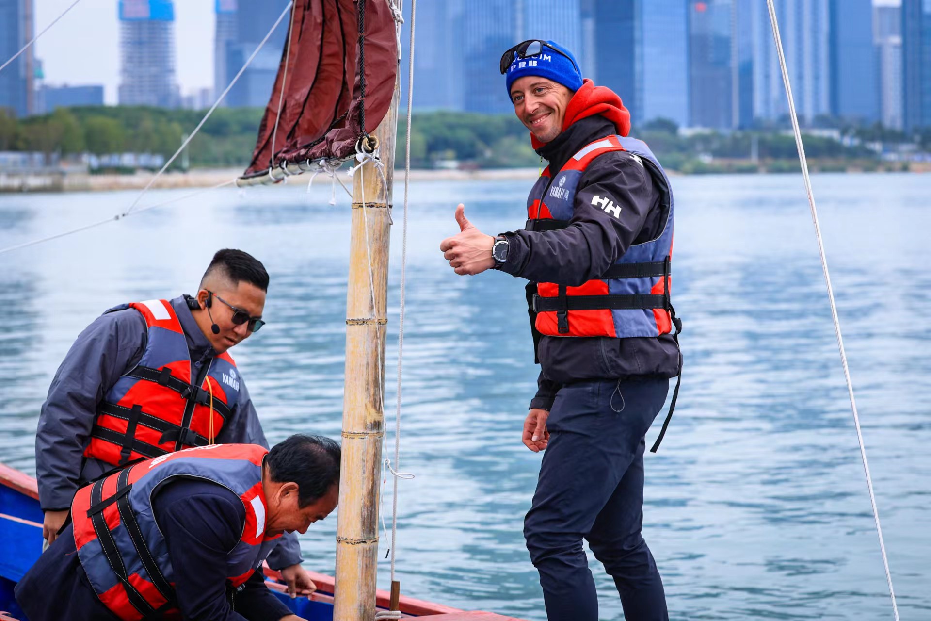 帆船比赛激情燃烧，选手们奋力拼杀的简单介绍