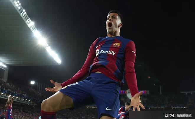 荷兰横扫日本，莱万高光表现