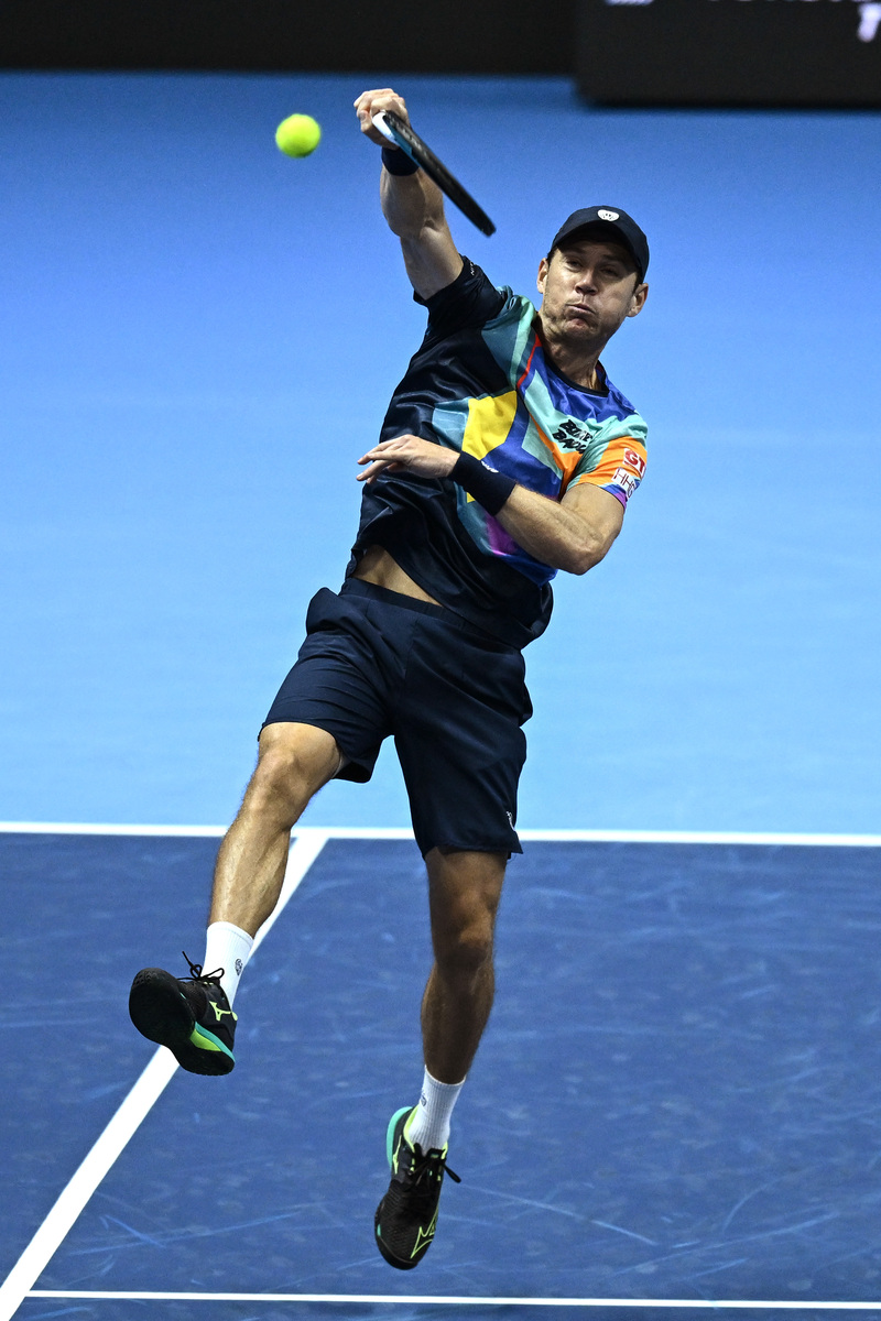 西班牙网球队力克世界网球队，费德勒统治全场的简单介绍